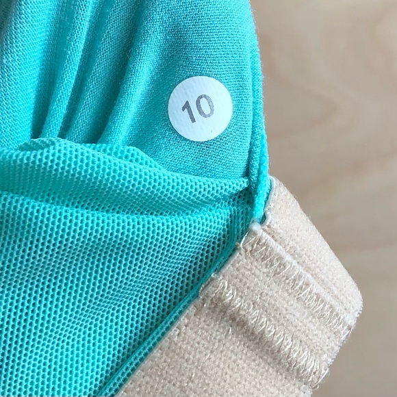 Lululemon Scoop Neck Liner Tank Top Size 10. - Picture 6 of 8